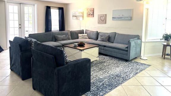 Beautiful 2bd Home with River Views & Amazing Sunsets - Image 1
